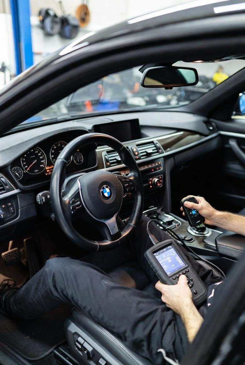 BMW Fehlerauslese mit professionellem Diagnosegerät im Fahrzeug