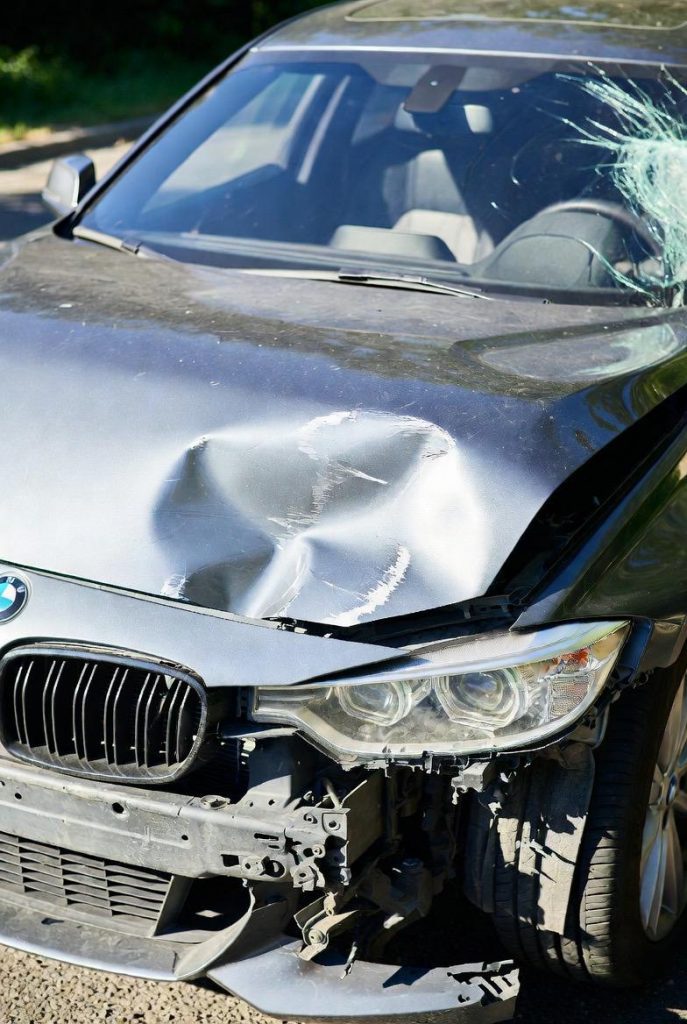 BMW Unfall mit beschädigter Front und gesprungener Windschutzscheibe