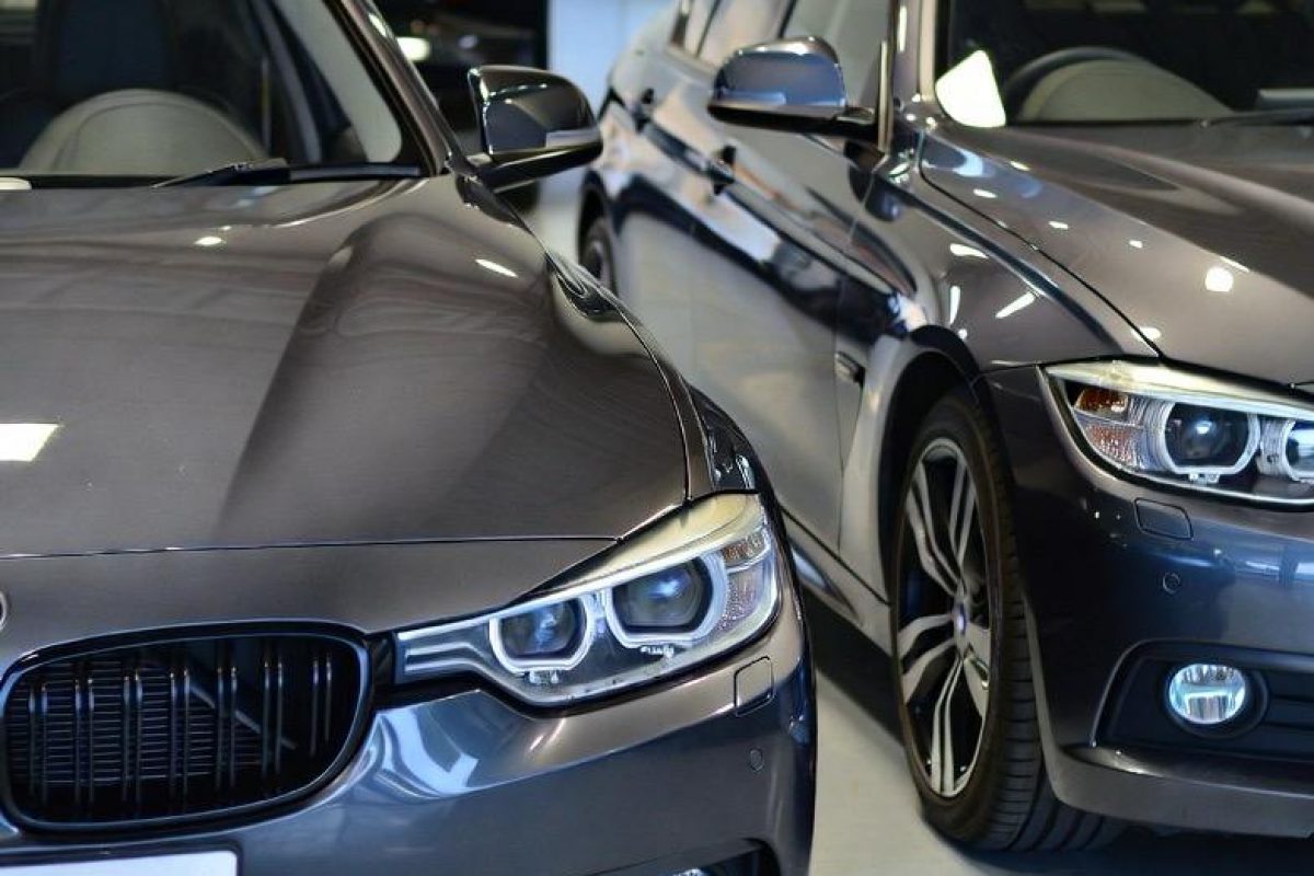 BMW Gebrauchtwagen in Werkstatt oder Autohaus zur Besichtigung und Verkauf