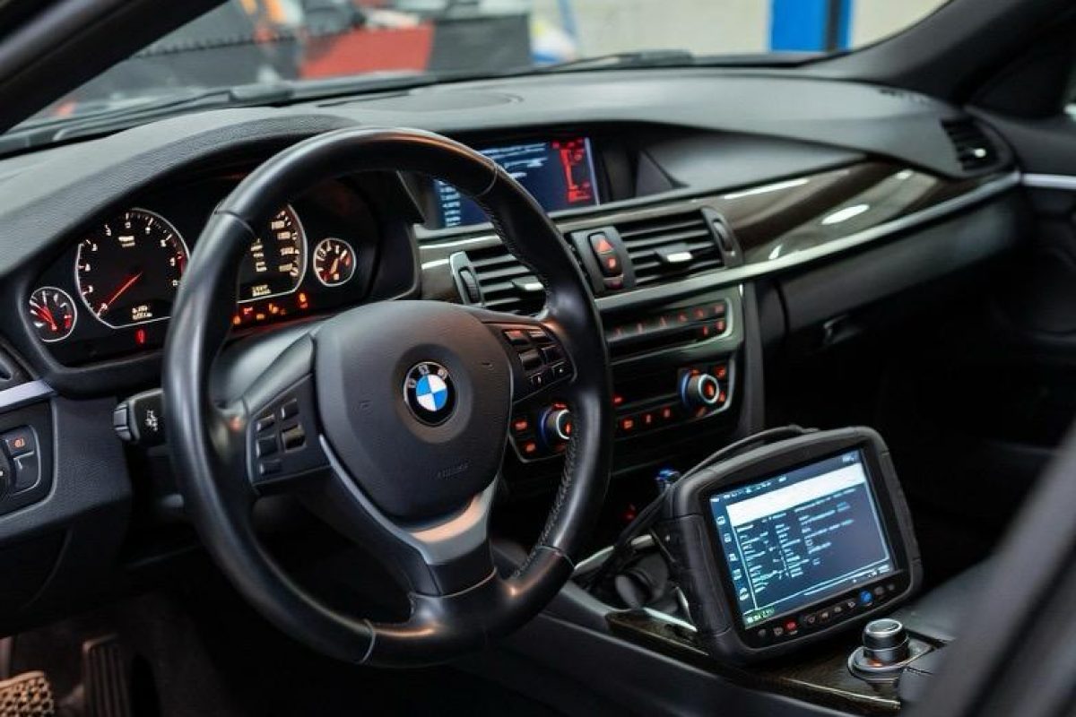 BMW Innenraum Diagnose mit angeschlossenem Diagnosegerät zur Analyse der Fahrzeugelektronik