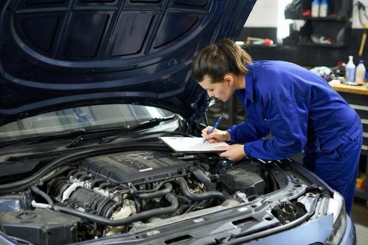 BMW Inspektion im Motorraum mit Dokumentation der Wartungsarbeiten
